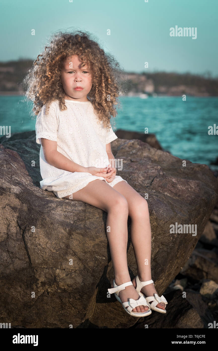 Bambina in abito bianco Foto Stock
