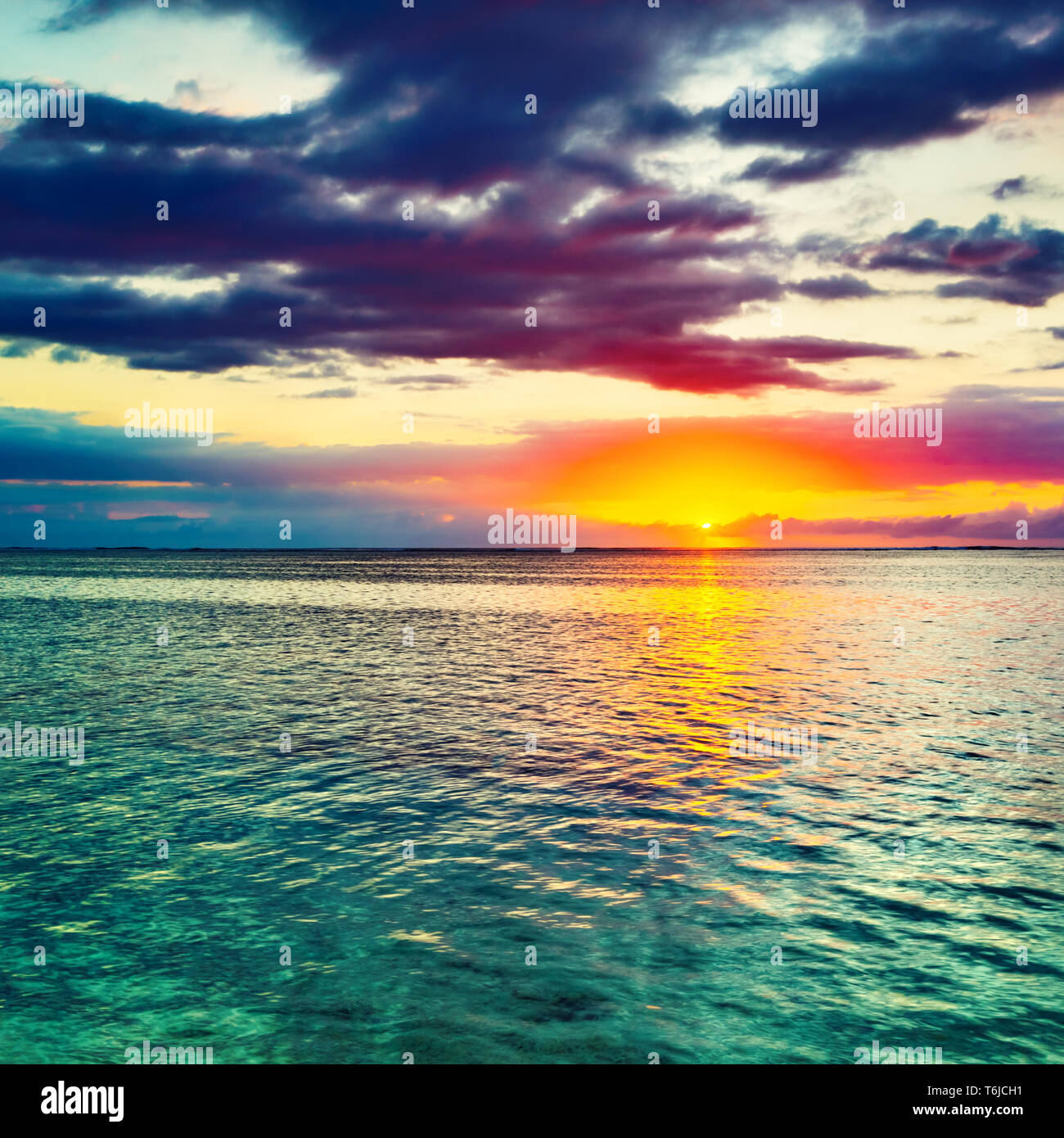 Vista mare al tramonto. Un paesaggio fantastico Foto Stock