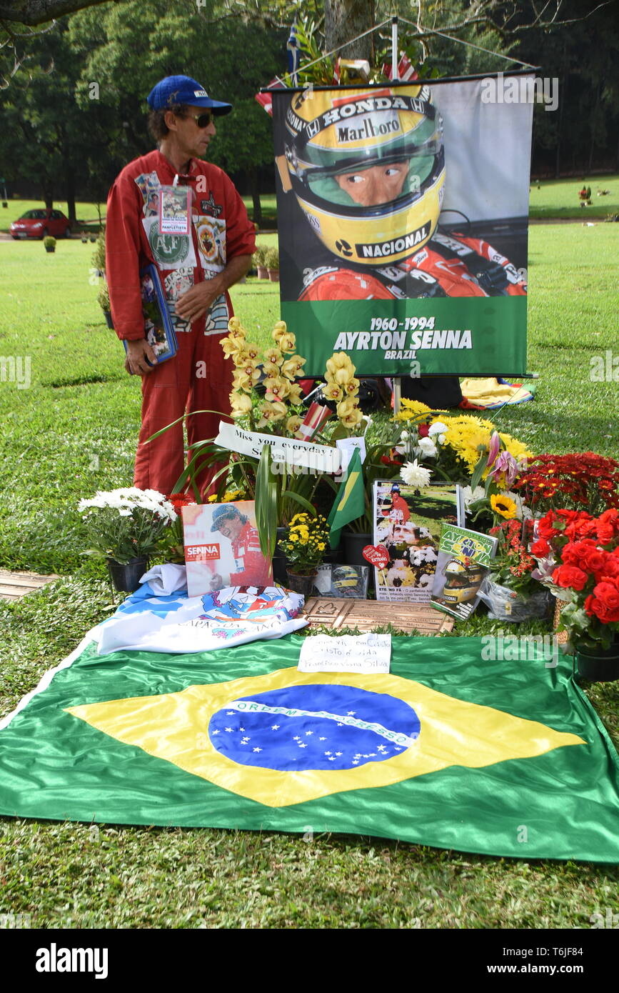 I fan di visitare la tomba del pilota di Formula 1 Ayrton Senna a