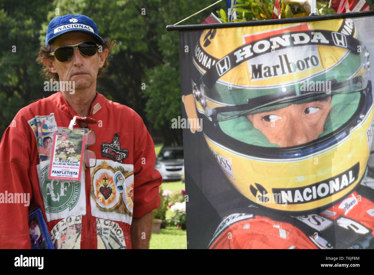 I fan di visitare la tomba del pilota di Formula 1 Ayrton Senna a