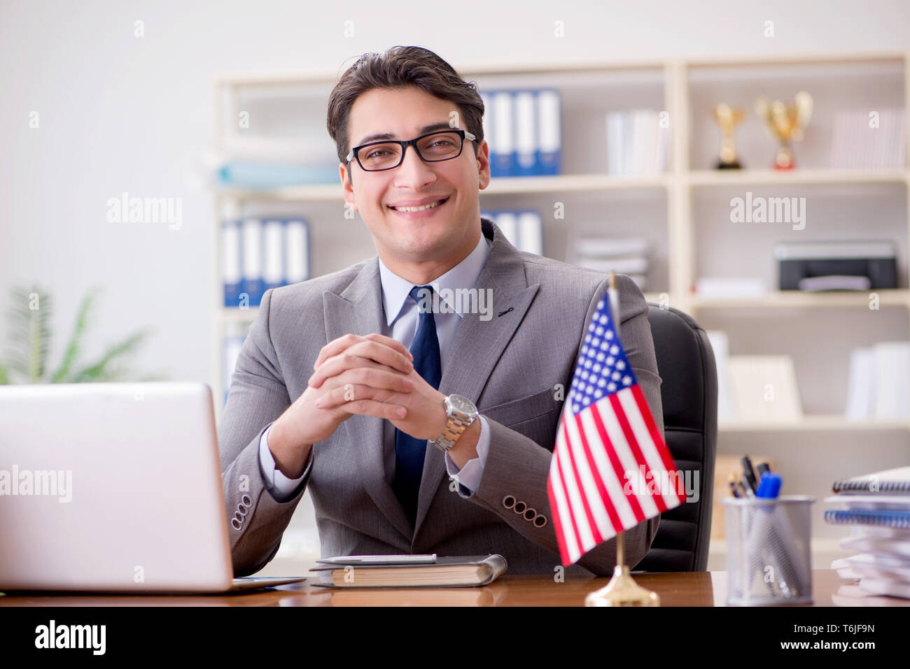 Imprenditore con bandiera americana in office Foto Stock