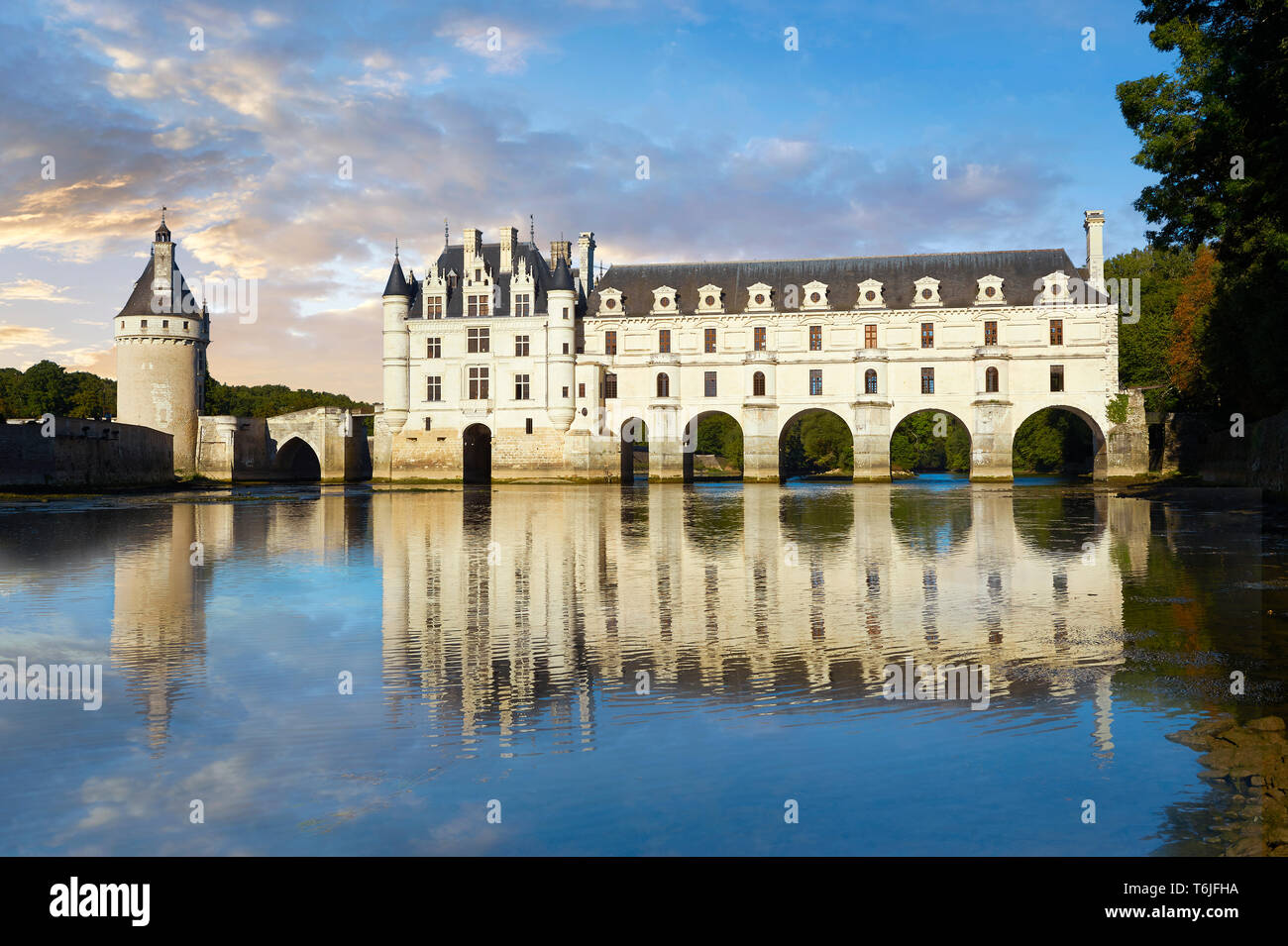 Il Chateau de Chenonceau progettato dal Rinascimento francese architetto Philibert de l' Orme 1555 da a span il fiume Char. La Valle della Loira. Chenonceaux, in Foto Stock