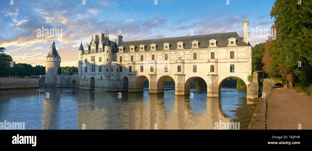 Il Chateau de Chenonceau progettato dal Rinascimento francese architetto Philibert de l' Orme 1555 da a span il fiume Char. La Valle della Loira. Chenonceaux, in Foto Stock