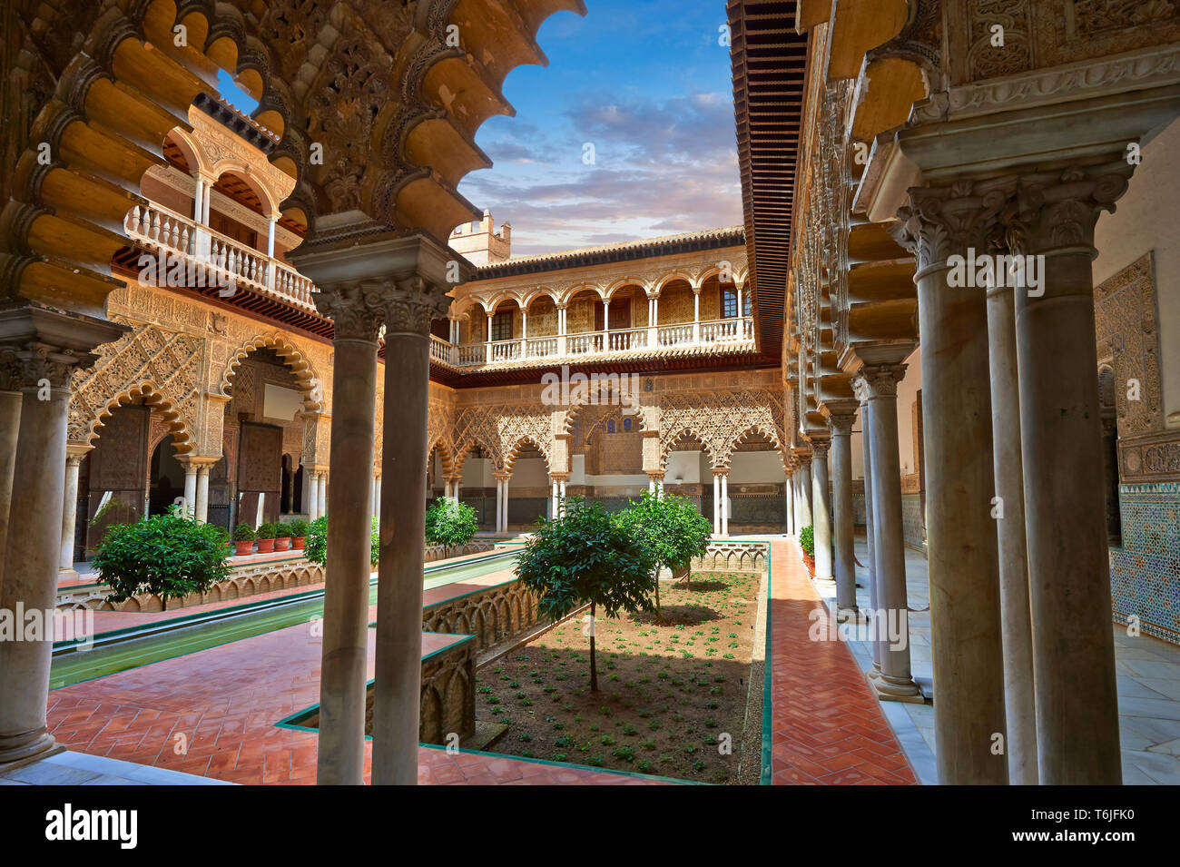 Patio de las Doncellas (Cortile dei Maiden) (1540-72) con Arabeschi Mudéjar intonaco Alazar di Siviglia, Spagna Foto Stock