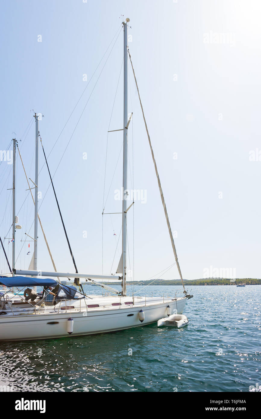 Sibenik, Croazia, Europa - barche a vela presso il porto di Sibenik Foto Stock
