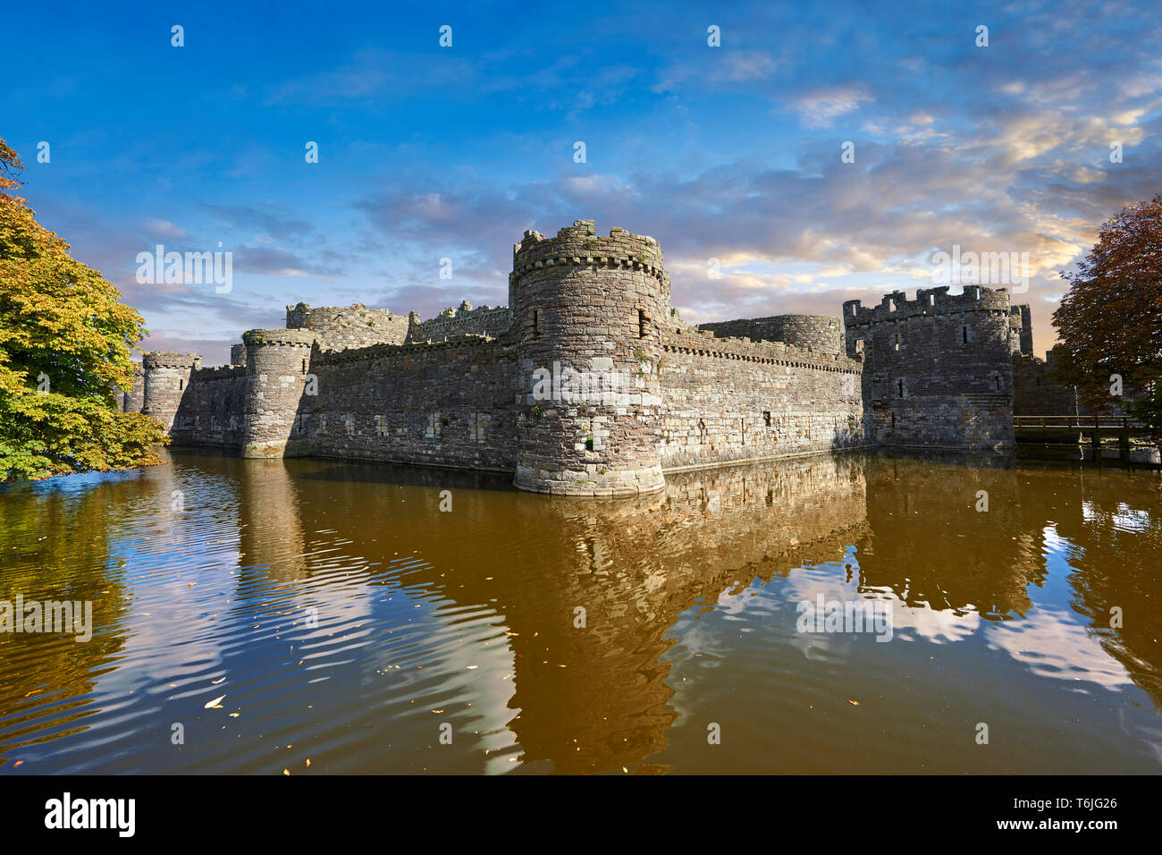 Beaumaris Castle, guardando verso Snowdonia, costruito nel 1284 da Edward 1st, considerato uno dei migliori esempio del XIII secolo archita militare Foto Stock