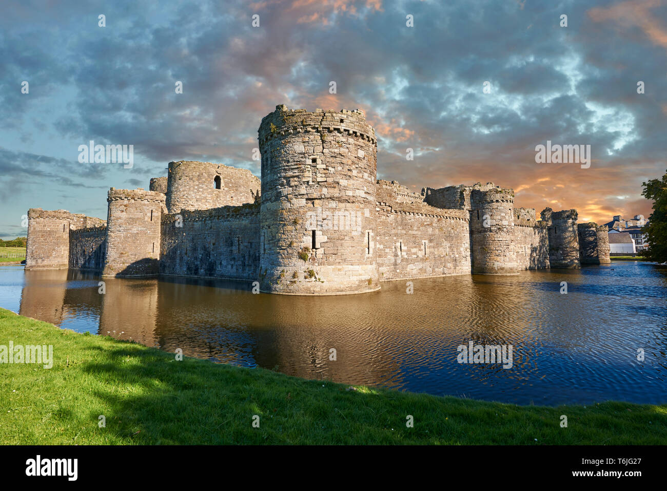 Beaumaris Castle, guardando verso Snowdonia, costruito nel 1284 da Edward 1st, considerato uno dei migliori esempio del XIII secolo archita militare Foto Stock