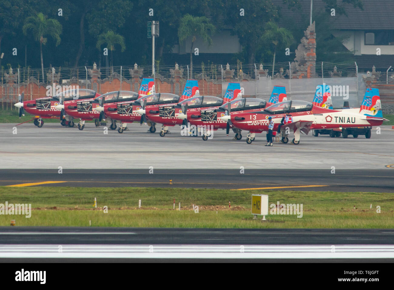 DENPASAR/BALI-aprile 16 2019: sette team di Giove aeromobile appartenente all'aeronautica militare indonesiana sono essendo parcheggiato nel piazzale dell'Ngurah Rai Bali In Foto Stock
