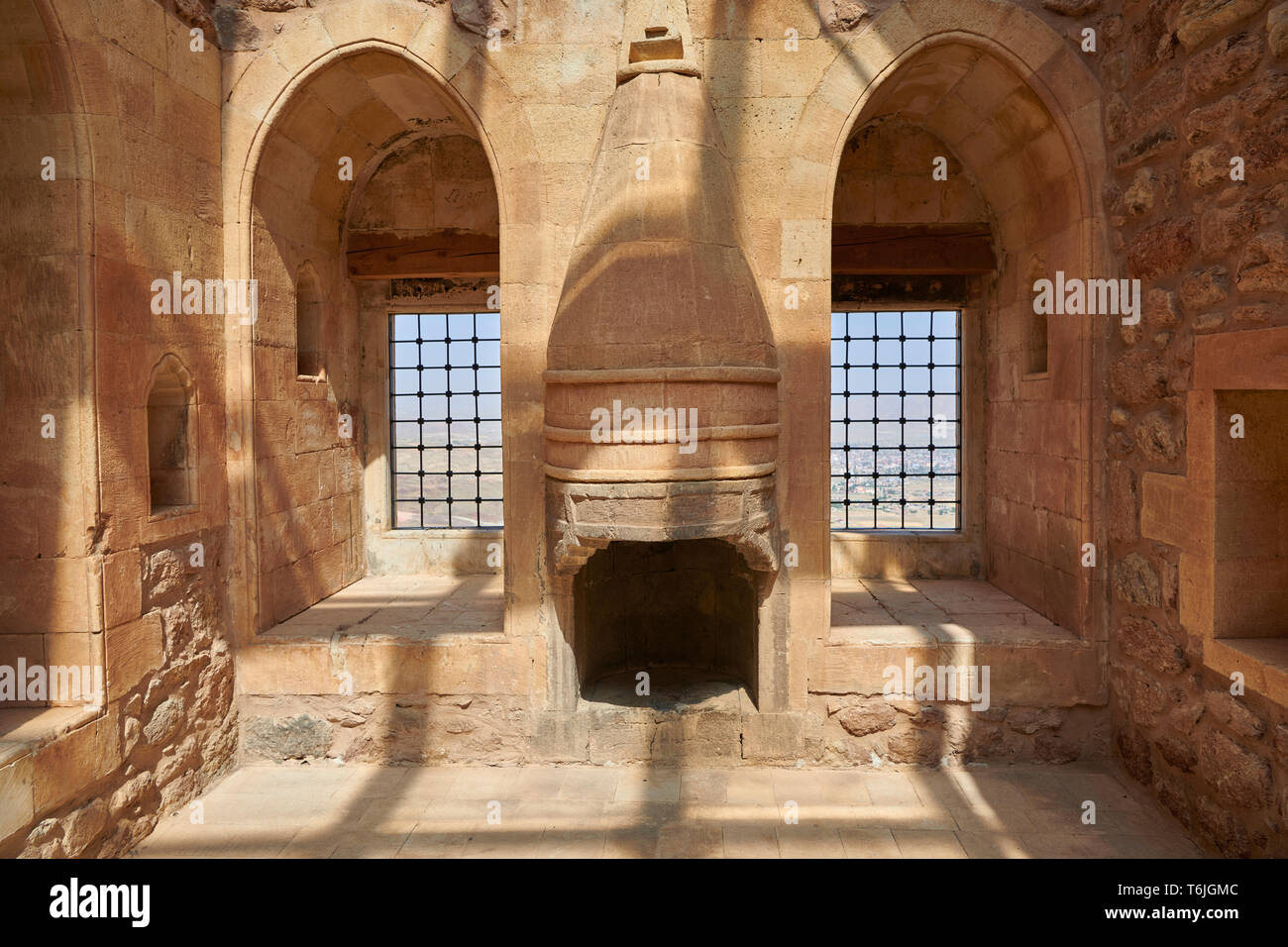 Camera da letto interno del xviii secolo Ottoman harem di Ishak Pasha Palace (turco: İshak Paşa Sarayı) , Agrı provincia orientale della Turchia. Foto Stock
