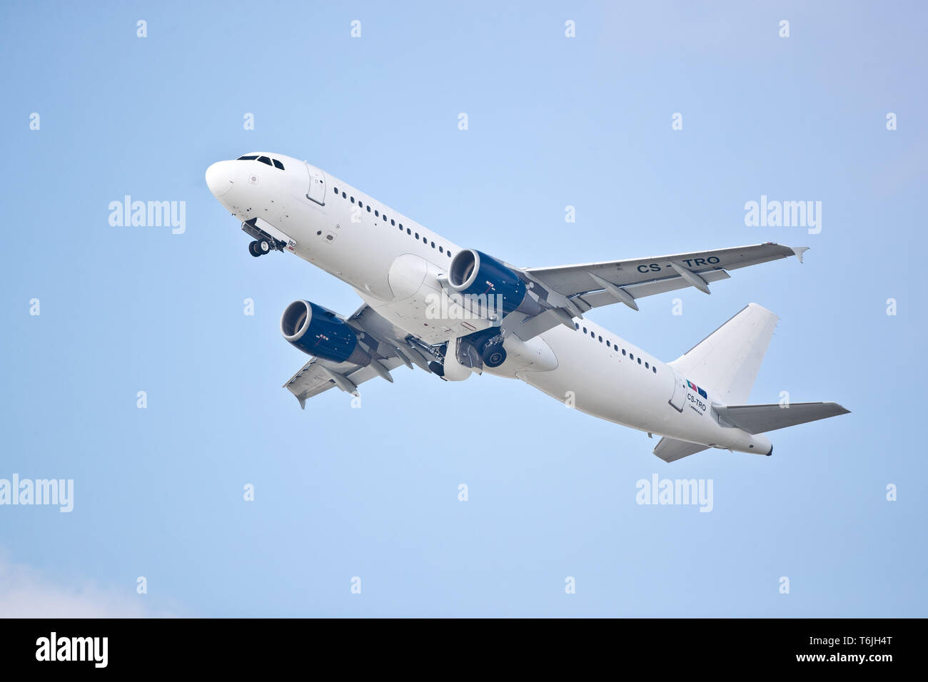 Aereo in fase di decollo, Airbus A320 all'Aeroporto delle Asturie, Spagna Foto Stock