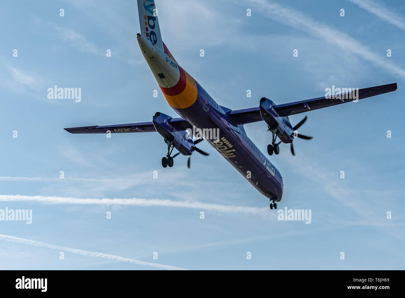London, Regno Unito - 17 Febbraio 2019: Flybe British una compagnia aerea regionale con sede in Inghilterra, il tipo di aeromobile De Havilland Canada DHC-8-400 volare sul cielo blu. Foto Stock
