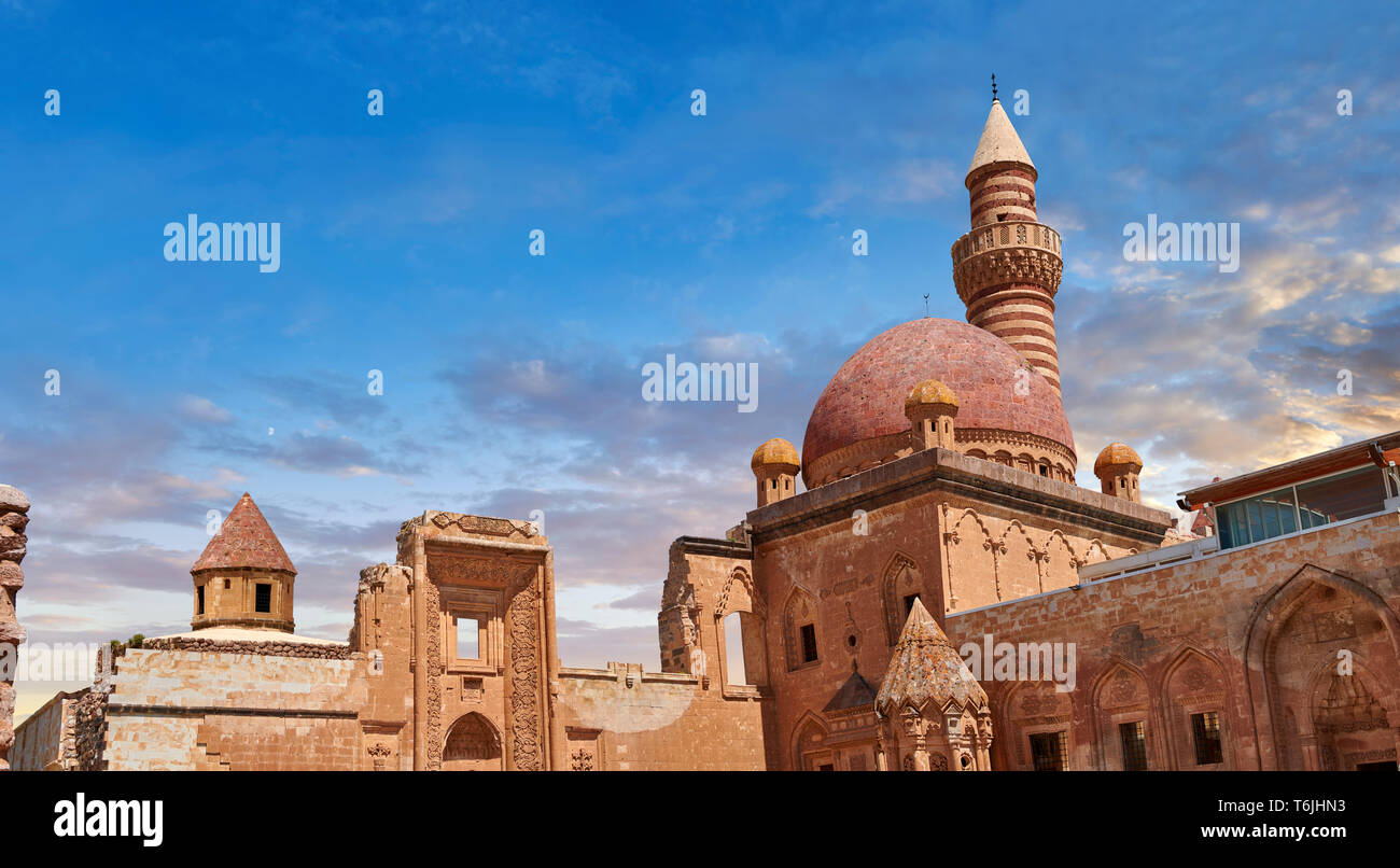 Cortile del xviii secolo architettura ottomana del Ishak Pasha Palace (turco: İshak Paşa Sarayı) , Ağrı provincia orientale della Turchia. Foto Stock