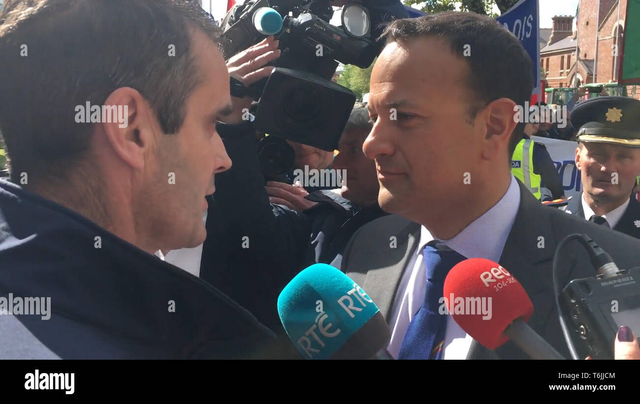 Un grab presi da PA video del Taoiseach Leo Varadkar (destra) che viene affrontato dai manifestanti ad una dimostrazione da parte dei membri della Irish Farmers Association (IFA) al di fuori del Cork City Hall per chiedere al governo di introdurre maggiore Brexit supporti per gli allevatori di bovini. Foto Stock