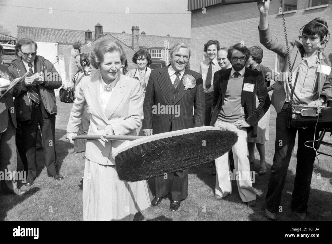 Partito conservatore leader Margaret Thatcher dimostra come i piani di lei una tabula rasa nell'elezione generale come ha continuato la sua campagna tour con una visita a Kleenex in Hanham, Bristol. Foto Stock