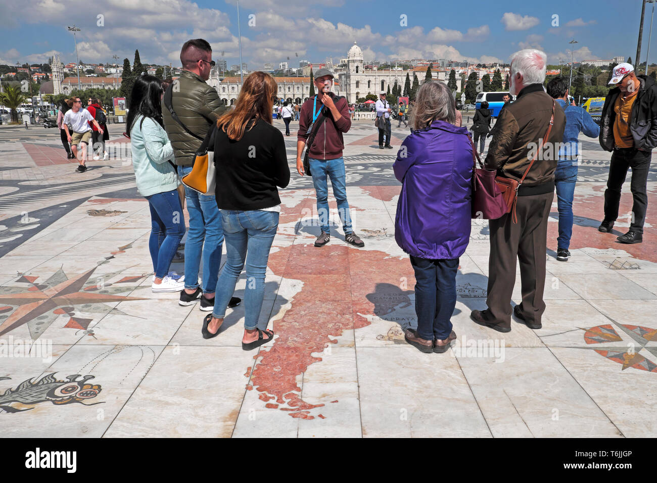 Guida turistica di parlare ai turisti sulla mappa vicino al Padrao dos Descobrimentos il Monumento delle Scoperte a Lisbona Lisboa Portogallo Europa KATHY DEWITT Foto Stock