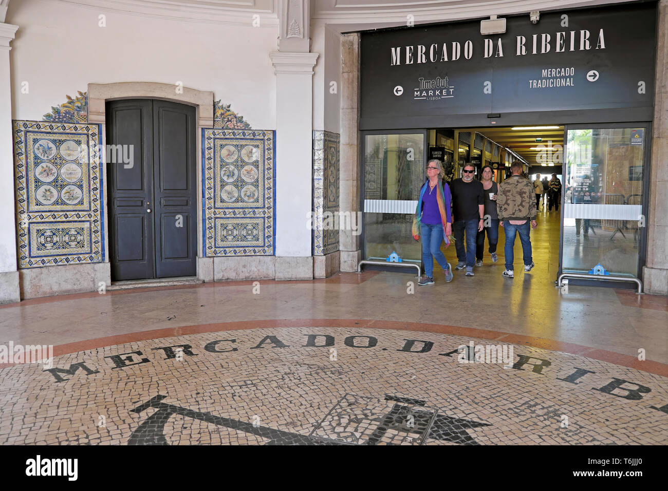 Tempo di ingresso sul mercato e firmare con la gente di turisti e piastrelle in Ribeira Lisbona Lisboa Portogallo Europa KATHY DEWITT Foto Stock