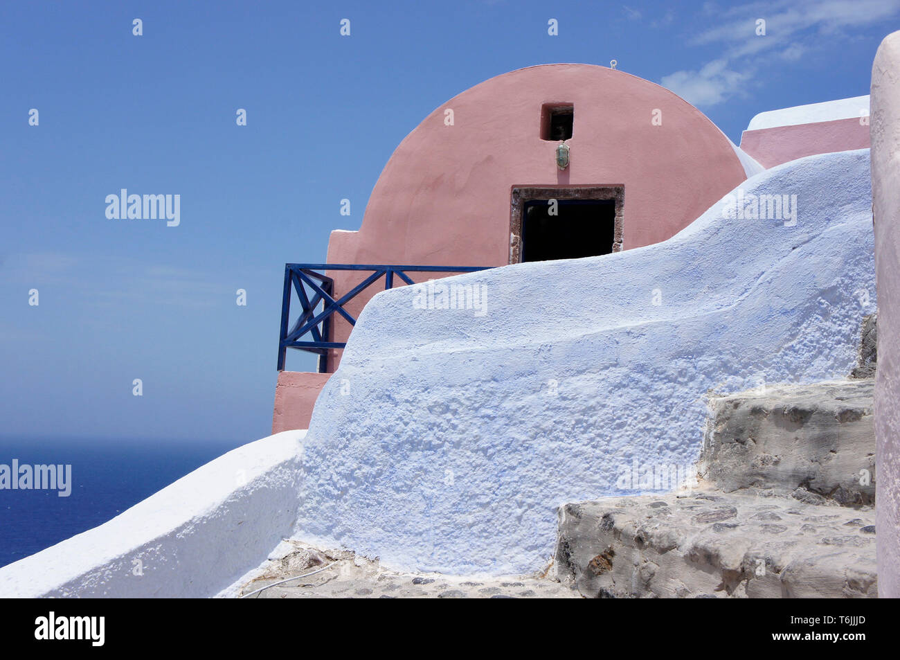 La cupola di terracotta su una chiesa sull'isola greca Di Santorini Foto Stock