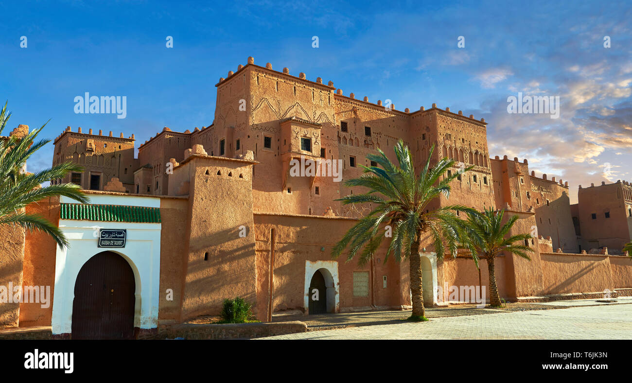 Esterno del mattone di fango kasbah Taourirt, Ouarzazate, Marocco, costruito da pascià Glaoui. Un sito Patrimonio Mondiale dell'Unesco Foto Stock