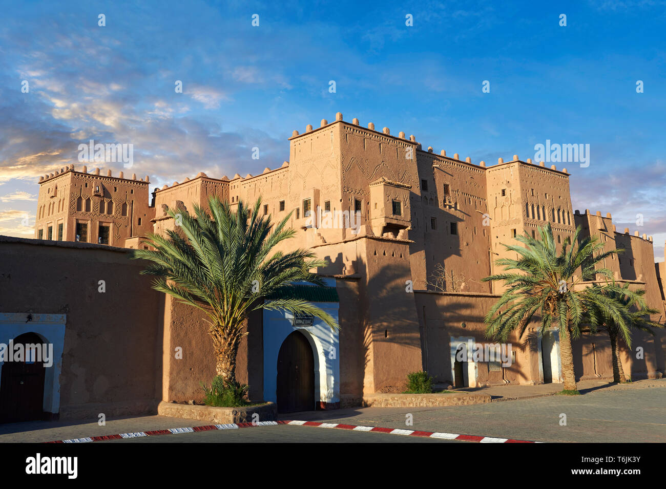 Esterno del mattone di fango kasbah Taourirt, Ouarzazate, Marocco, costruito da pascià Glaoui. Un sito Patrimonio Mondiale dell'Unesco Foto Stock