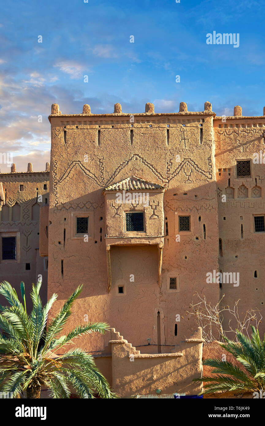 Esterno del mattone di fango kasbah Taourirt, Ouarzazate, Marocco, costruito da pascià Glaoui. Un sito Patrimonio Mondiale dell'Unesco Foto Stock