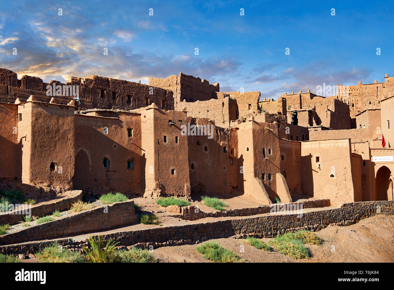 Esterno del mattone di fango kasbah Taourirt, Ouarzazate, Marocco, costruito da pascià Glaoui. Un sito Patrimonio Mondiale dell'Unesco Foto Stock