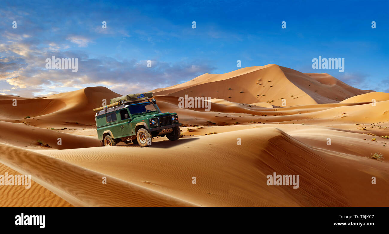 Land Rover Defender tra il Sahara dune di sabbia di Erg Chebbi Marocco Foto Stock