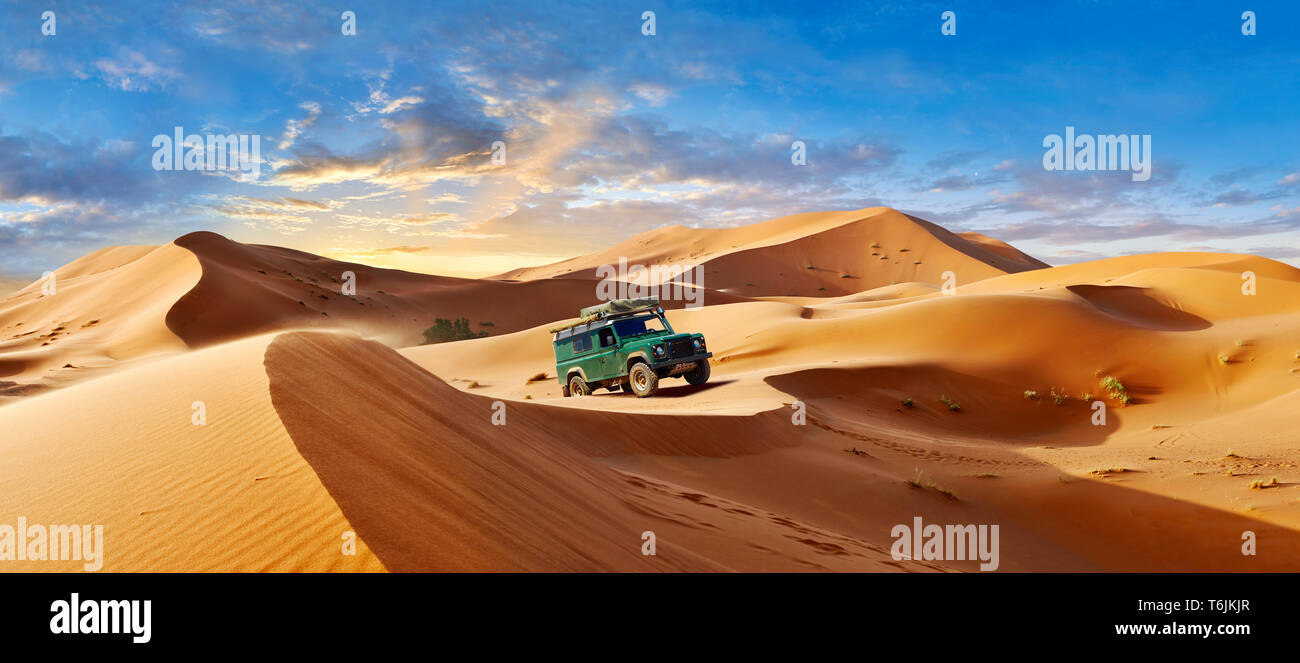 Land Rover Defender tra il Sahara dune di sabbia di Erg Chebbi Marocco Foto Stock