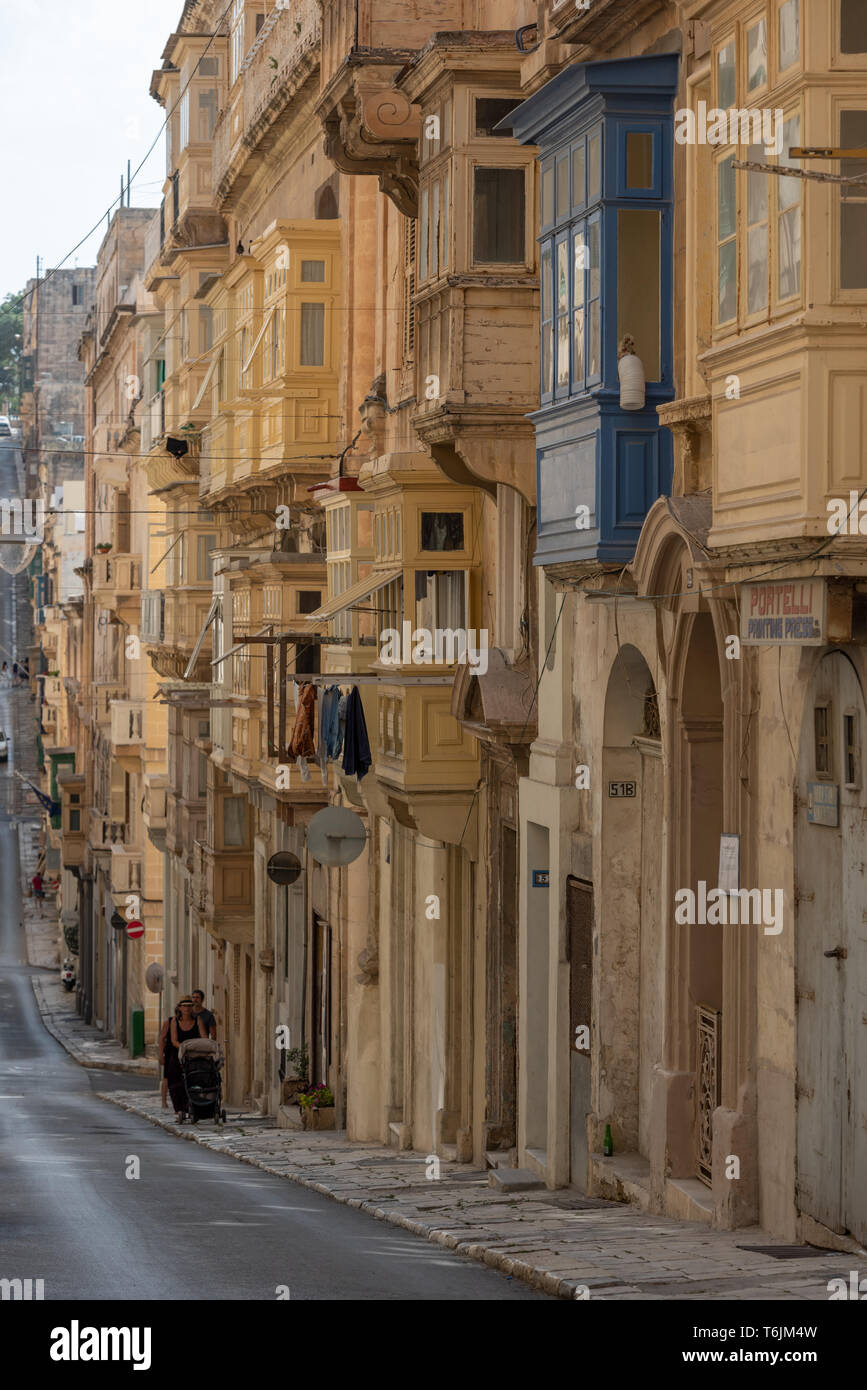 Tradizionali case di maltese in Valletta con la loro vibrante, racchiusi in legno balconi (galleriji) e facciate di pietra calcarea Foto Stock