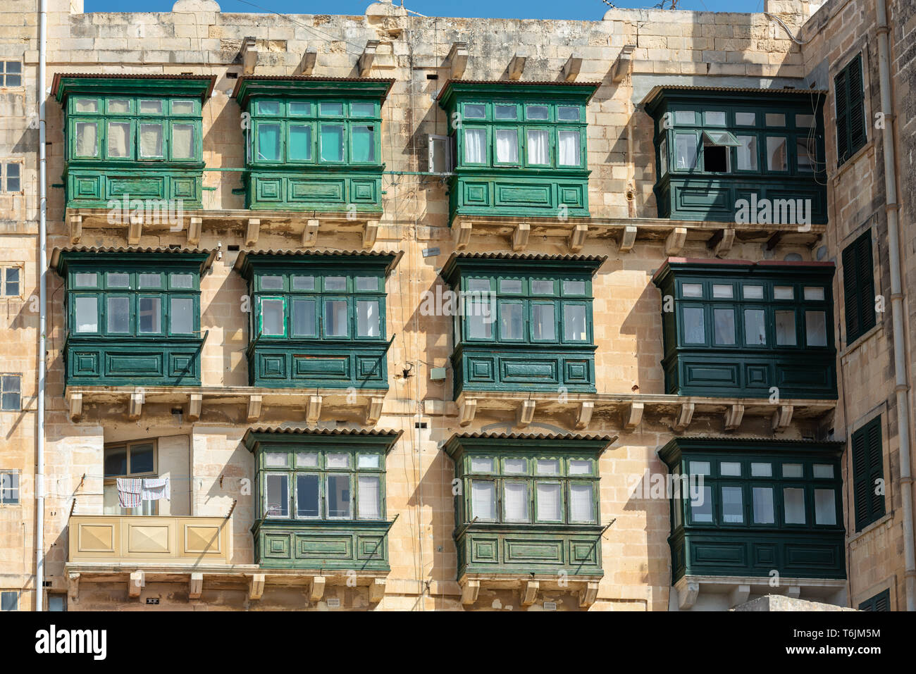 Tradizionali case di maltesi che si affaccia Triq il Porto Marsamxett a La Valletta con la loro vibrante, racchiusi in legno balconi (galleriji) e facciate di pietra calcarea Foto Stock