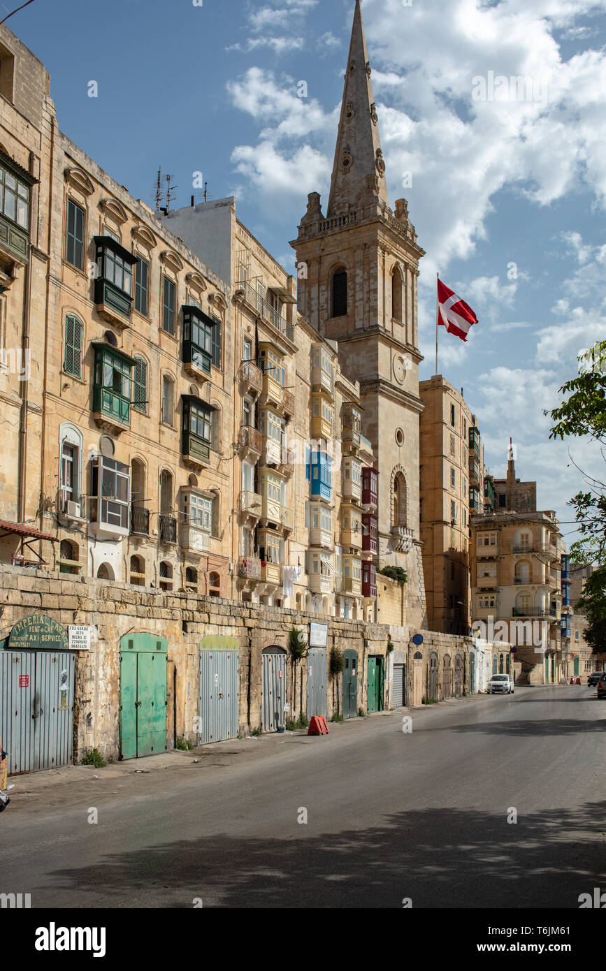 Tradizionale Maltese linea case Triq il Porto Marsamxett, Valletta, con la loro vibrante, racchiusi in legno balconi (galleriji) e facciate di pietra calcarea Foto Stock