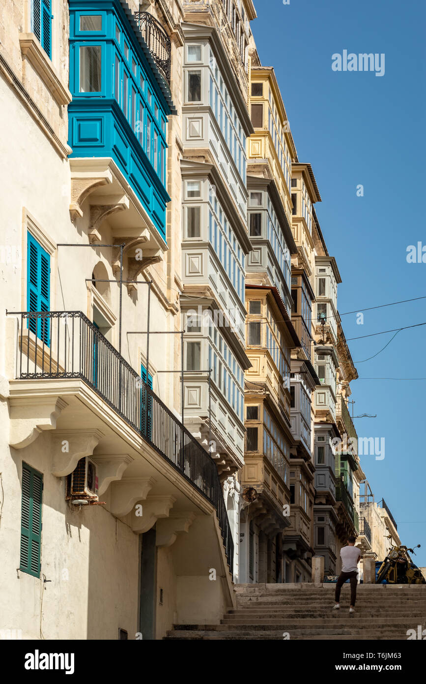 Tradizionali case di maltese in Valletta con la loro vibrante, racchiusi in legno balconi (galleriji) e facciate di pietra calcarea Foto Stock