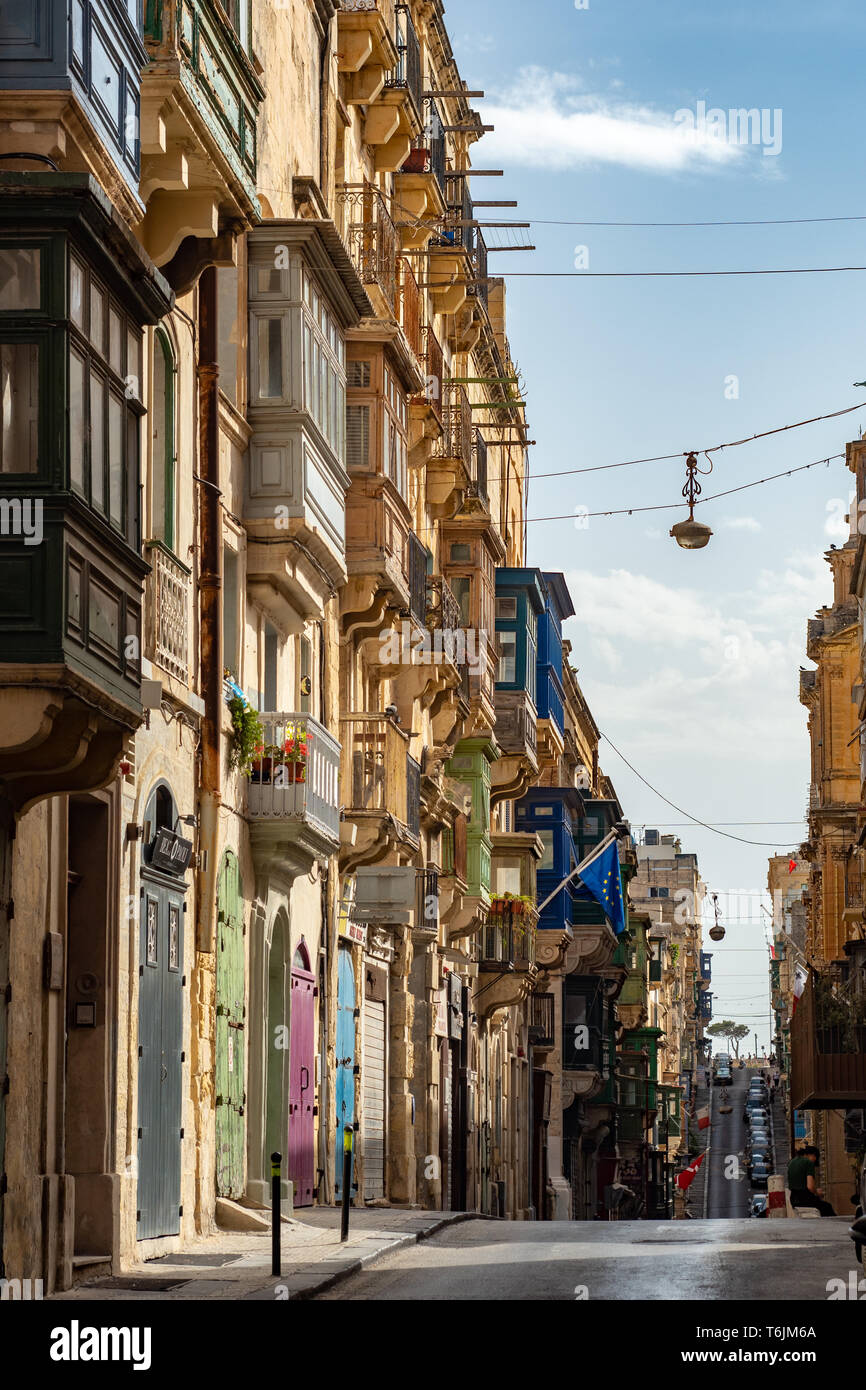 Tradizionali case di maltese in Valletta con la loro vibrante, racchiusi in legno balconi (galleriji) e facciate di pietra calcarea Foto Stock