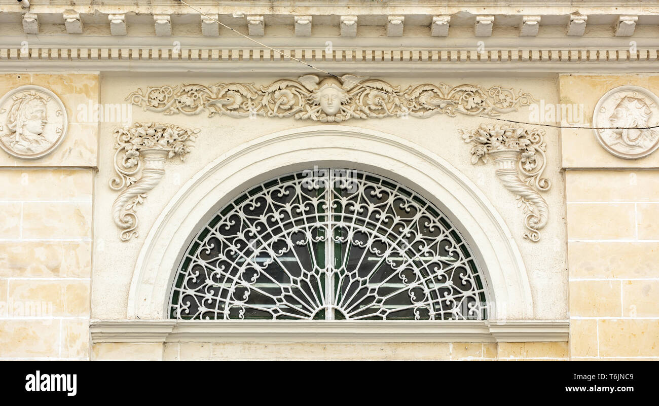 Un intricato ferro battuto grill e intagli decorare il lato destro del 1857 Scambio neoclassico edificio, la Borsa, in Repubblica Street Foto Stock