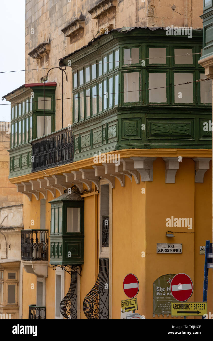 Tradizionali case di maltese in Valletta con la loro vibrante, racchiusi in legno balconi (galleriji) e facciate di pietra calcarea. Foto Stock