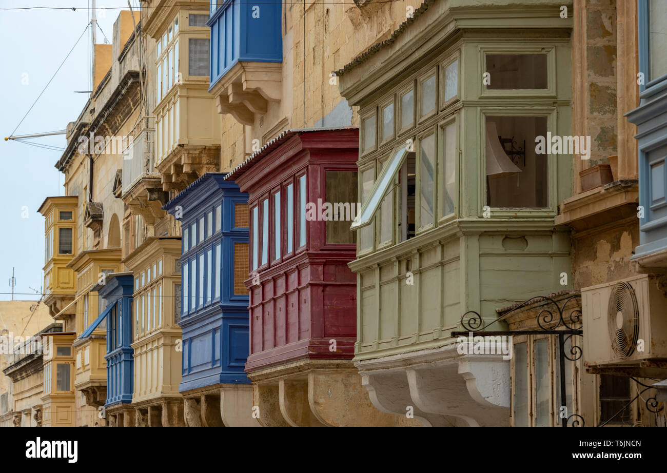 Tradizionali case di maltese in Repubblica Street, Valletta con la loro vibrante, racchiusi in legno balconi (galleriji) e facciate di pietra calcarea Foto Stock