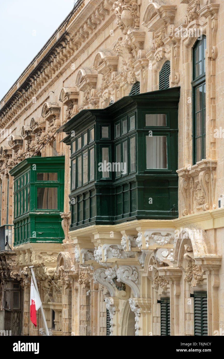 Annessi balconi in legno e fortemente decorate mensoloni in pietra e la facciata sulla Valletta della stazione di polizia nell'Arcivescovo San Foto Stock