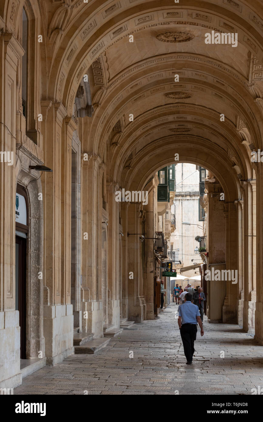 Una vista dal grande maestro del Palazzo attraverso la loggia di Stefano Ittar progettato Biblioteca Nazionale di Malta. Foto Stock
