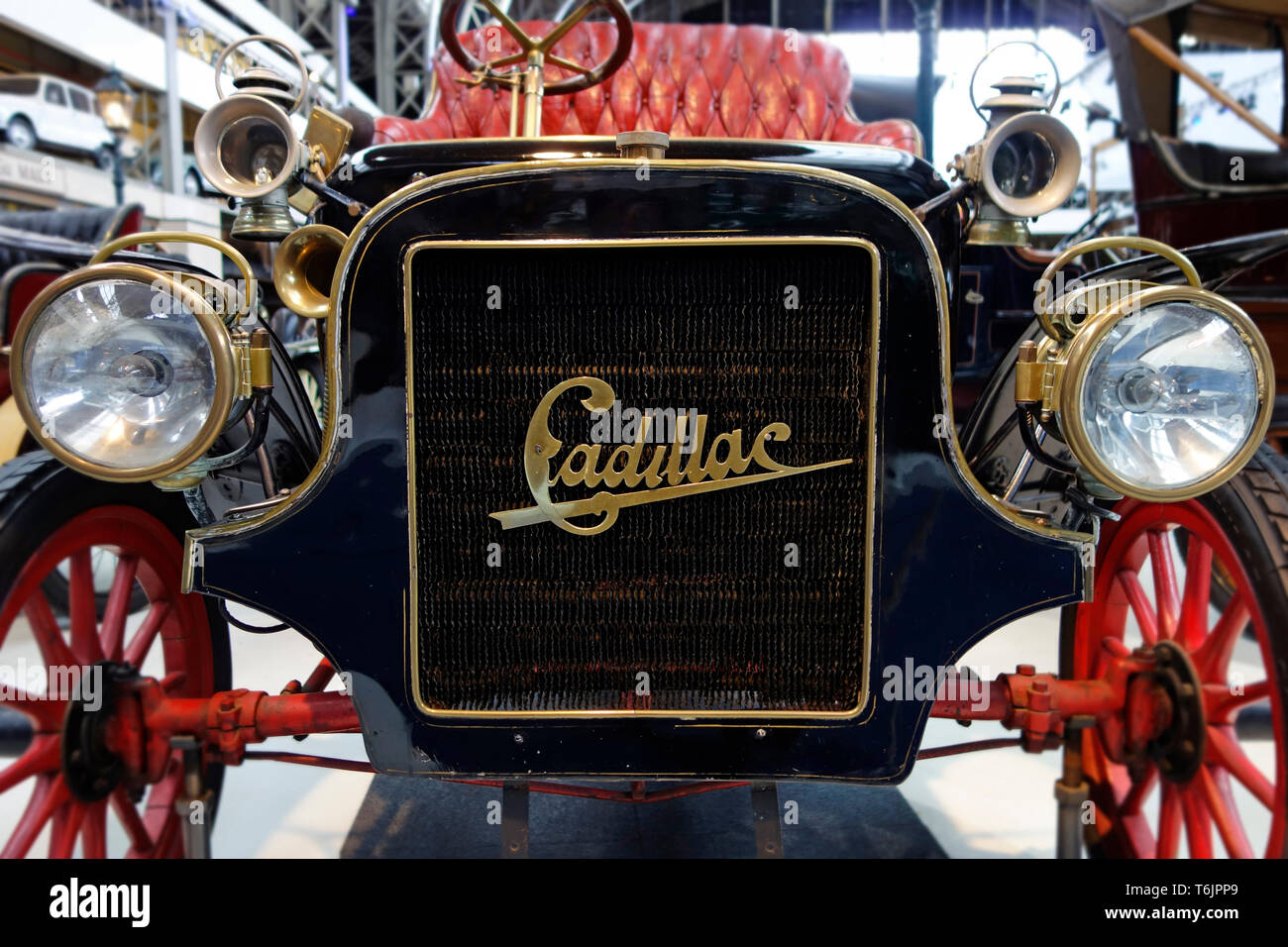 1907 Cadillac modello K, close-up di antico emblema di automobile / badge sulla griglia del radiatore in corrispondenza di Autoworld, vintage car museum a Bruxelles, in Belgio Foto Stock
