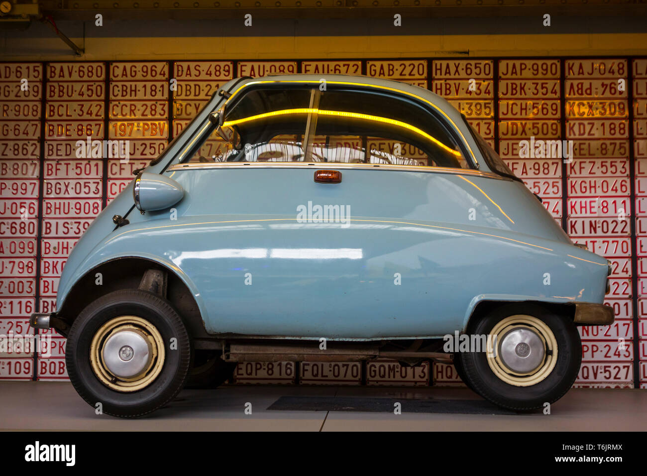 1965 BMW Isetta Tipo 300, italiano-progettato a singolo cilindro microcar / micro auto / auto di bolle in corrispondenza di Autoworld, vintage car museum a Bruxelles, in Belgio Foto Stock