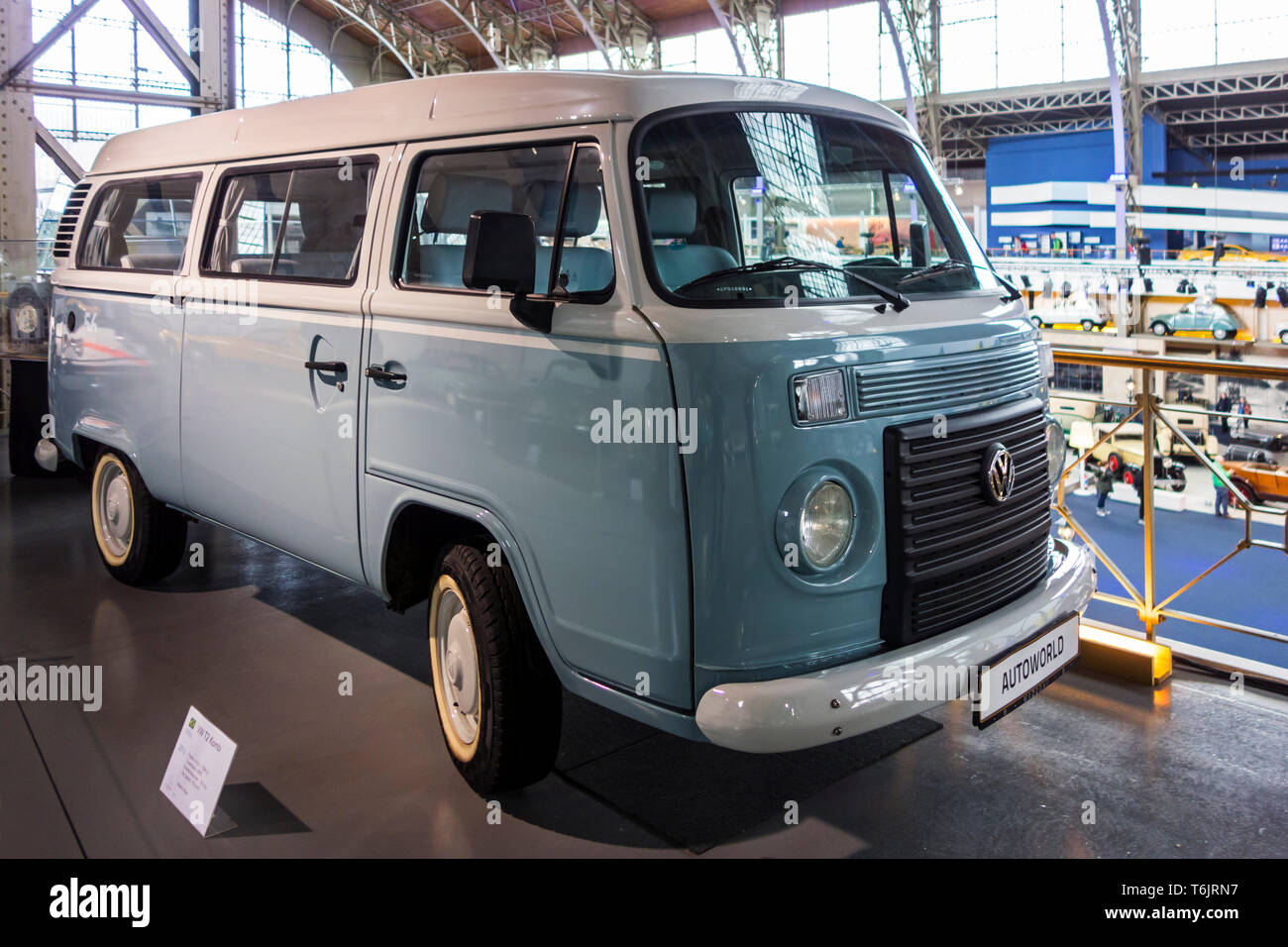 2013 VW T2 Kombi ultima edizione, Volkswagen Bus, Tedesco microbus classico camper a Autoworld, vintage car museum a Bruxelles, in Belgio Foto Stock