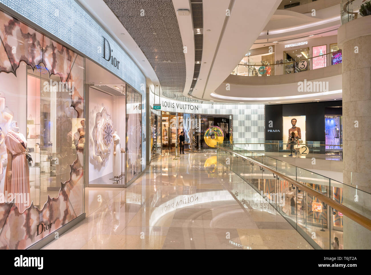 I negozi di lusso in Ion Orchard Mall, Orchard Road, Singapore Foto Stock