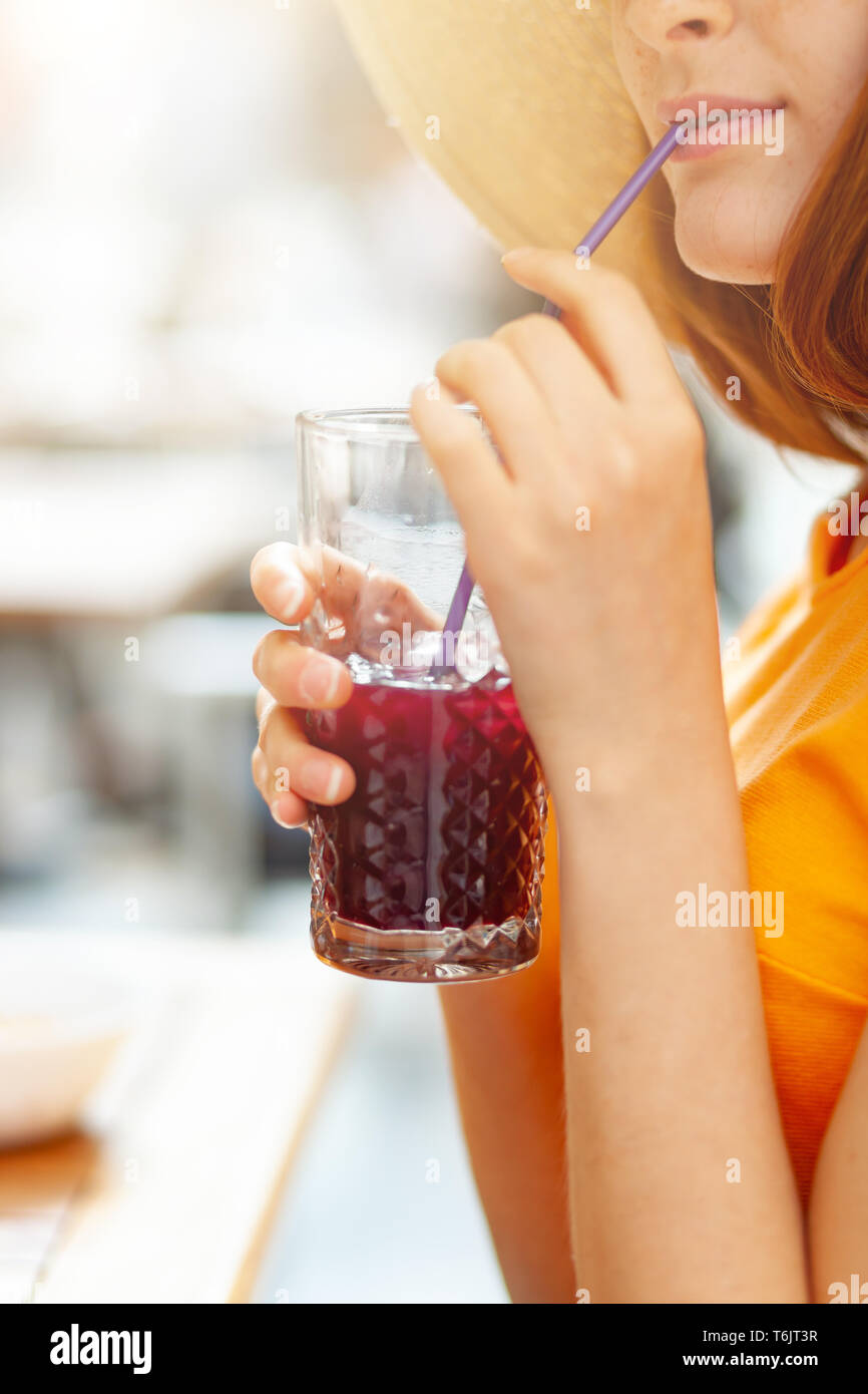 Bere un succo di mirtillo palustre. bibita salutare concetto. Foto Stock