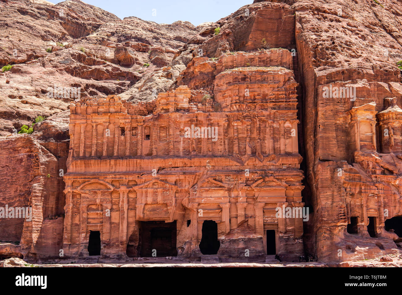 Il Palazzo tomba (Tomba Reale) è molto impressionante. Simile al palazzo romano architettura. Petra, Giordania. Foto Stock