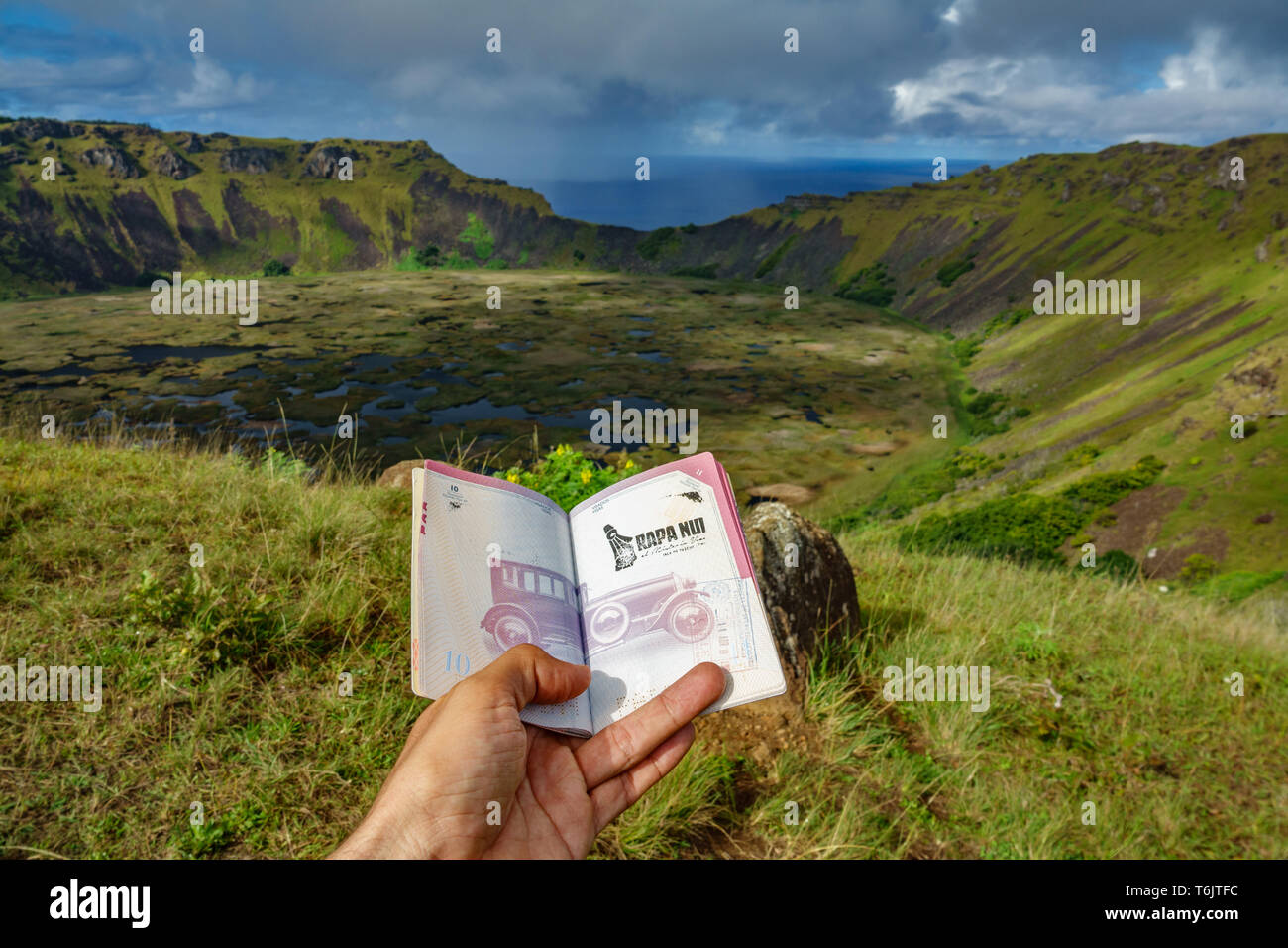 Passaporto, canto, Rapa Nui Timbro e Rano Kau vulcano Foto Stock