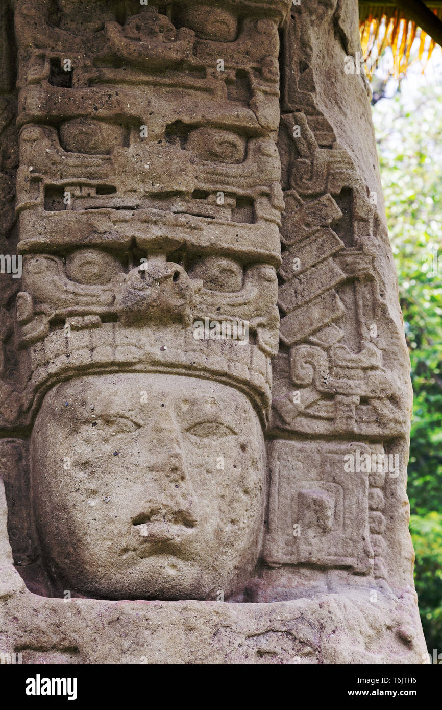 Quirigua Guatemala - close up della pietra che intaglia su Stela J eretta nel 756 d.c. da cielo Cauak, antiche rovine Maya, Quirigua, Guatemala America Centrale Foto Stock