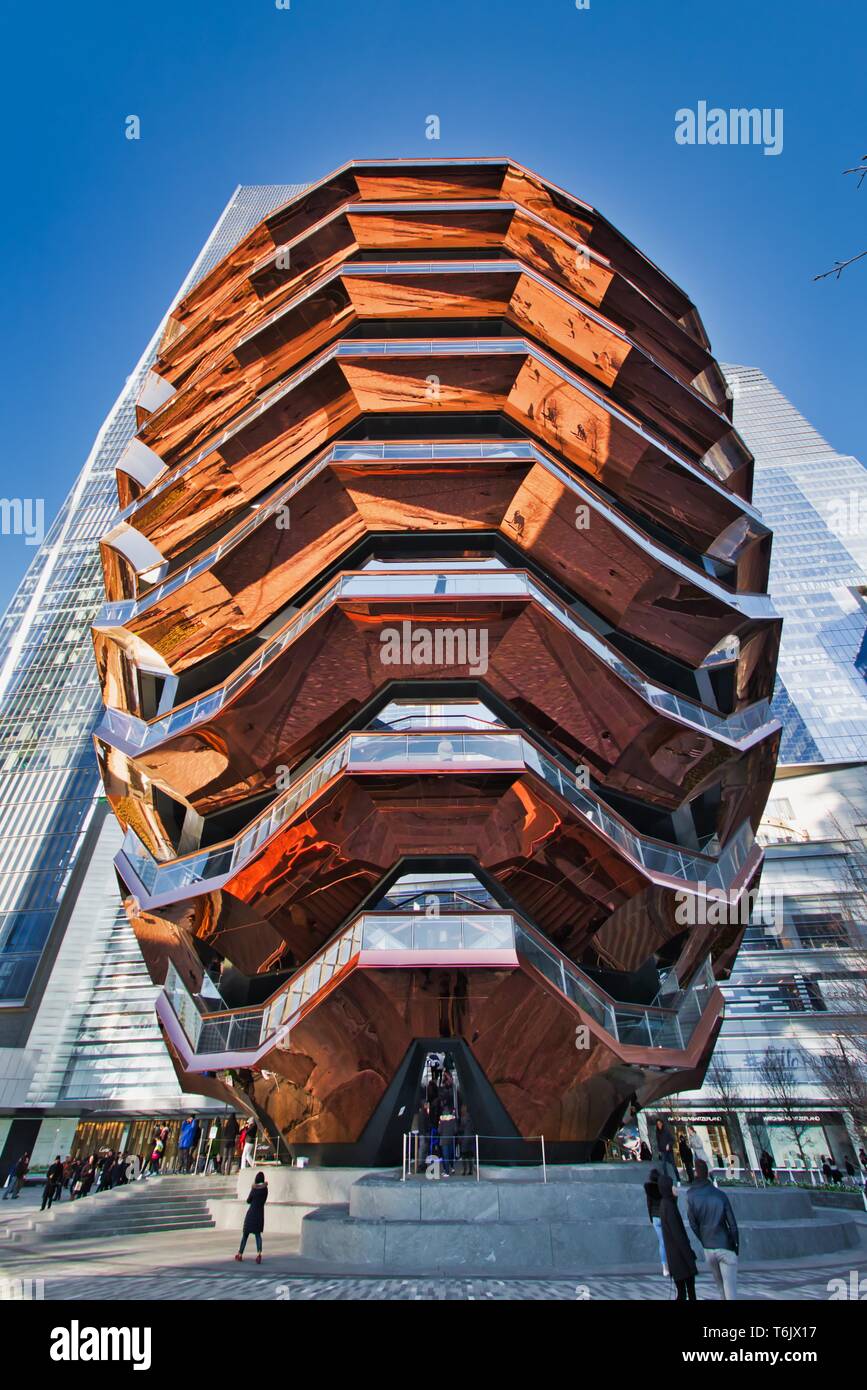 New York City, NY / STATI UNITI D'America - 01 Aprile 2019: La nave, un arte moderna, honeycomb come scala nel centro dell'Hudson cantiere aperto per i visitatori su un s Foto Stock