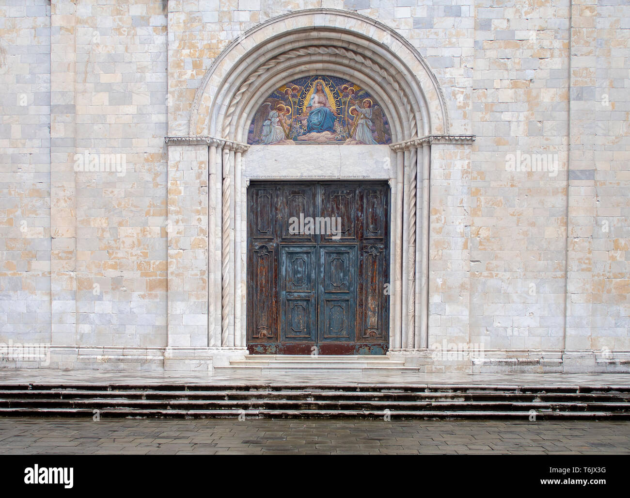 La porta principale della cattedrale di Sarzana, dedicata all'Assunzione della Vergine Maria. Belle opere d'arte. In Liguria, Italia. Foto Stock