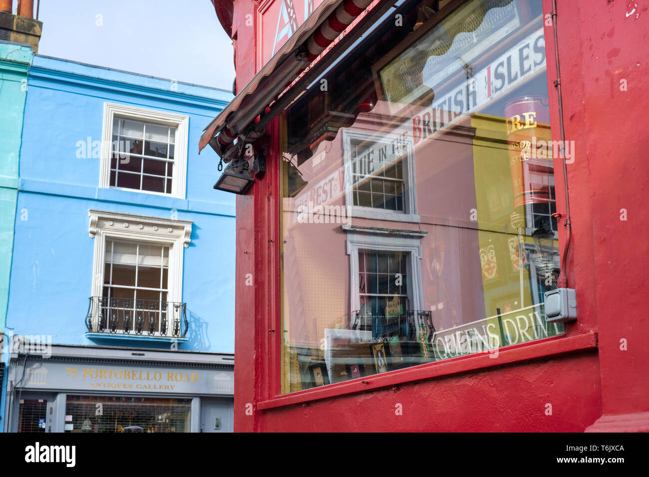 Case colorate riflette in Alices negozio di antiquariato finestra. Portobello Road. A Notting Hill, Londra, Inghilterra Foto Stock