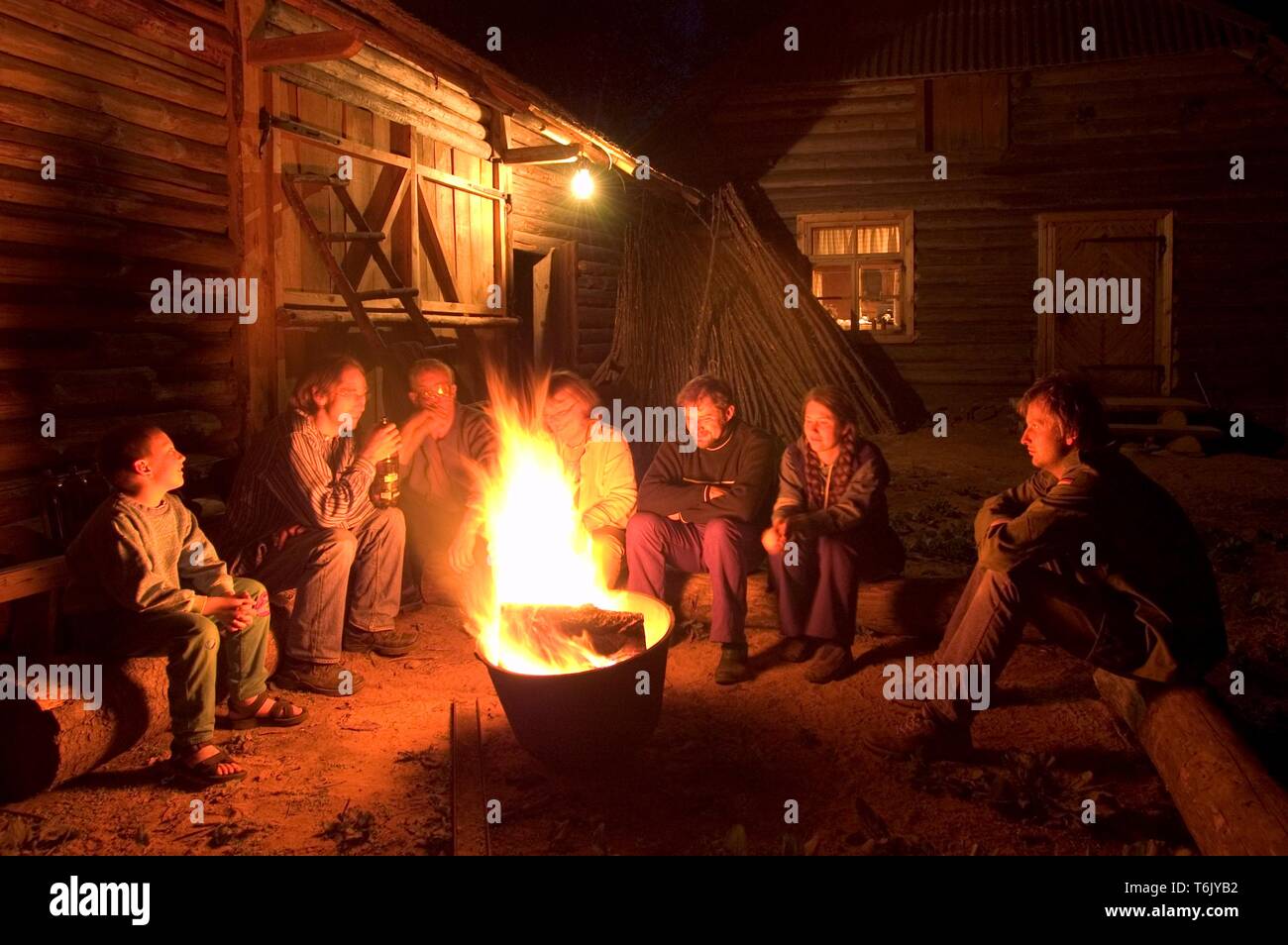 Le persone attorno a un fuoco in un cantiere Foto Stock