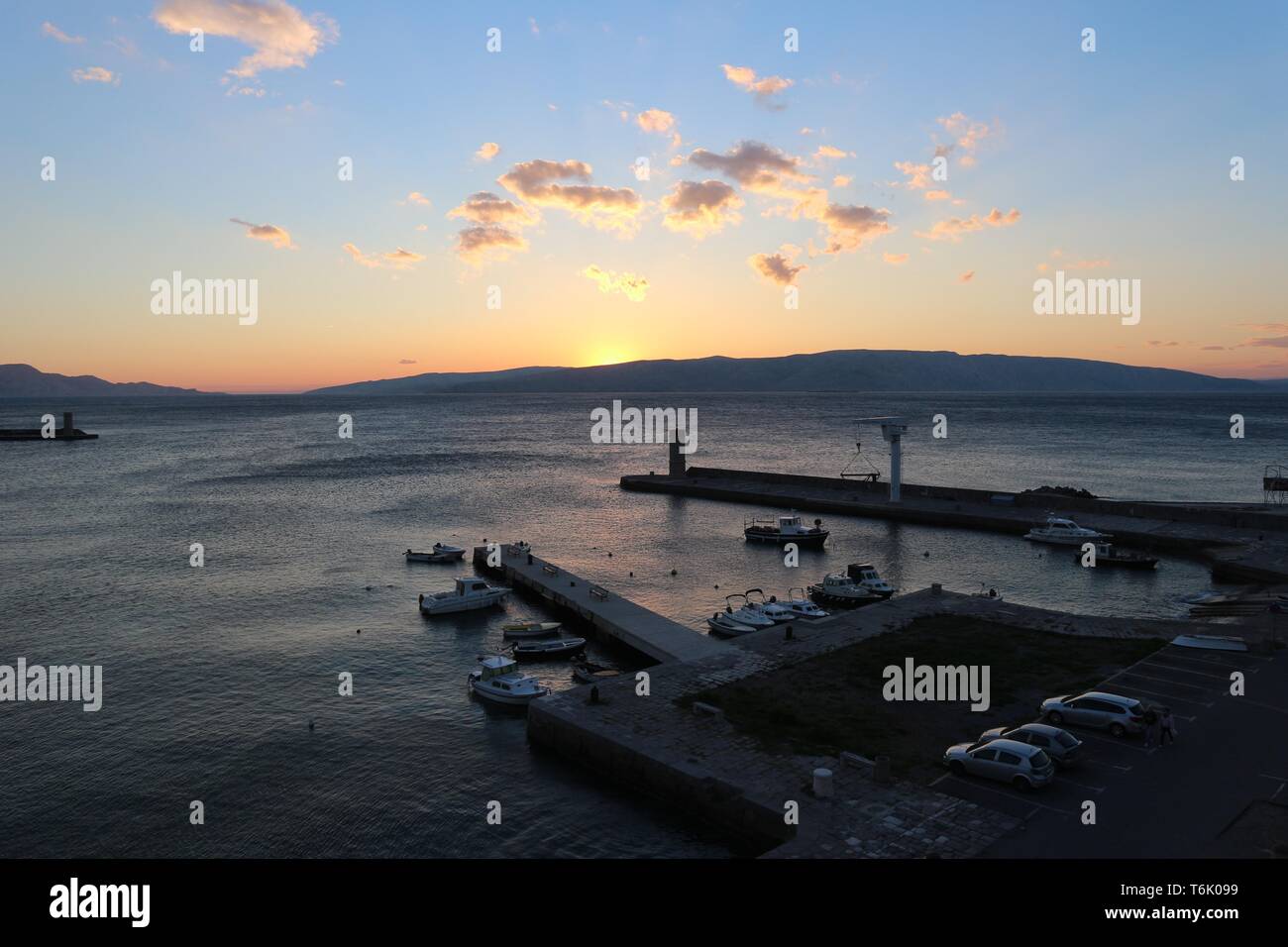 Tramonto dietro una montagna sopra la città di Senj, Croazia. Foto Stock